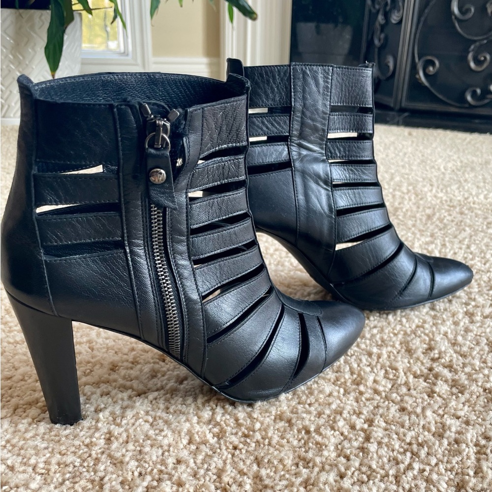 Stuart Weitzman Black leather ankle booty,semi pointed toe. Size 9 & 1/2 M - Picture 3 of 9